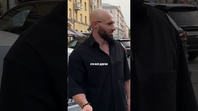 Поймал скромного, харизматичного и чертовски интересного предпринимателя