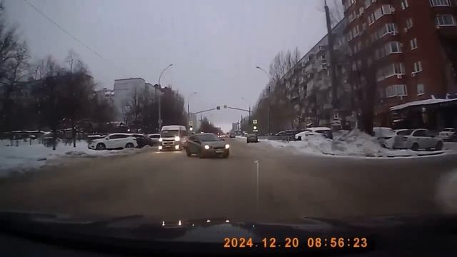 УВЕРНУЛСЯ ИЗБЕЖАЛ ДТП