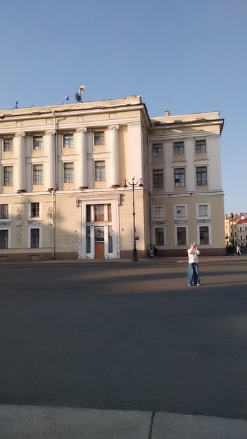 Здание Штаба гвардейского корпуса на Дворцовой площади, Петербург. 15 июня 2025.