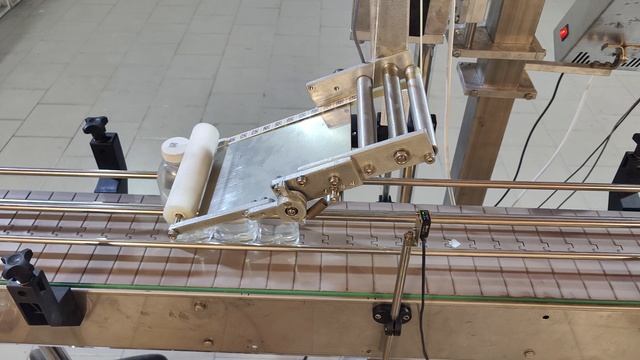 Наклеивание этикетки c куар кодом на бутылку - EtiKon.ru