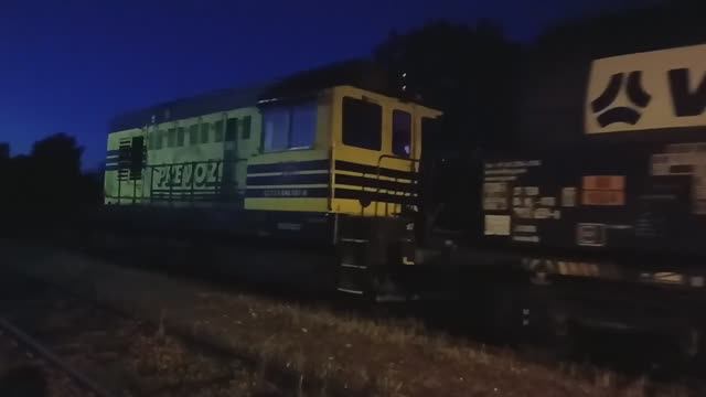 Тепловоз ЧМЭ2 в Сербии, выполняет манёвры с бочками