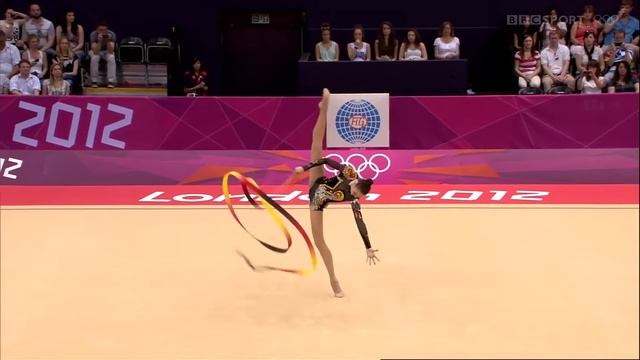 Финал художественной гимнастики на Олимпийских играх 2012 в Лондоне： Алина Максименко с лентой