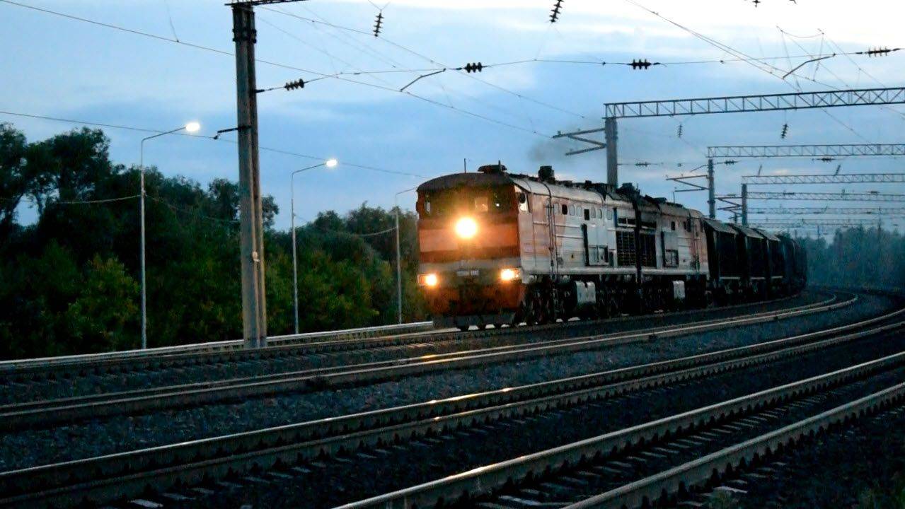 Вечерний тепловоз 2ТЭ10М-3562 с "транскомовским экспрессом".