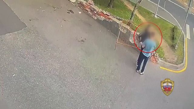 На западе Москвы полицейские по горячим следам раскрыли грабёж с ущербом в 300 тысяч рублей