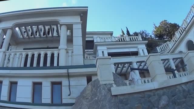 Крым. Форос. Обзор. Дворцы на набережной. И дикие огурцы