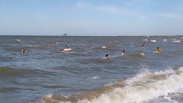 В Азовском море можно играть в мяч и плавать