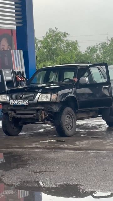 Дед устал на заправке