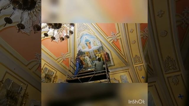 Монтаж композиции "Покров Пресвятой Богородицы" на своды храма.