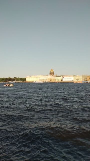Нева и Английская набережная, Петербург. 15 июня 2025.