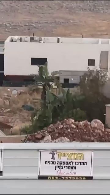 Упавшие обломки одной из иранских баллистических ракет.   На одном из изображений четко видно, ч...