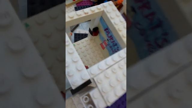 мегапиццаплекс Фредди Фазбера из Лего: гонки Рокси, улучшенный гольф Монти и лифты