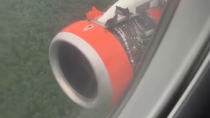 У Superjet авиакомпании «Азимут», во время взлета оторвался капот двигателя.