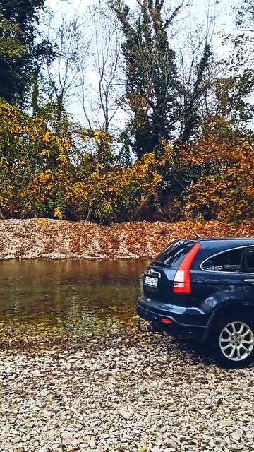 Honda crv на горной реке. Место для отдыха на трассе м4