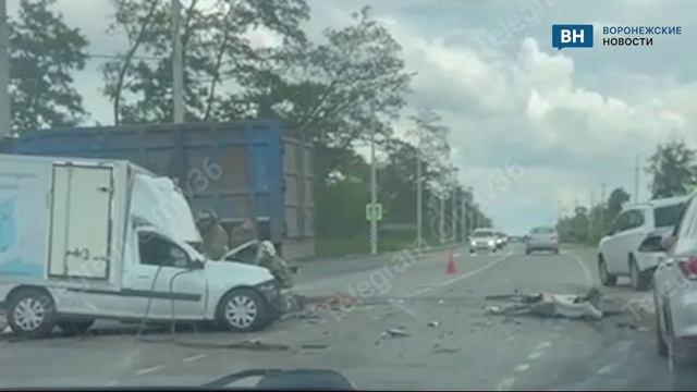 Появились кадры страшной аварии с грузовиком под Воронежем