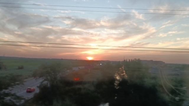 Дорога домой всегда быстрей. Поезд 🚂🚋🚃🚋🚃🚋🚃летит. Закат завораживает.