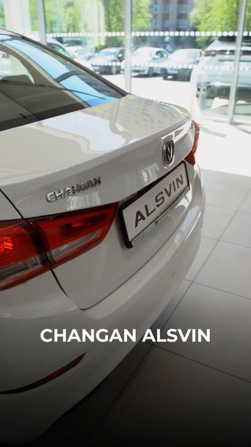 Changan Alsvin в белом цвете в Чанган Центр Автопортрет