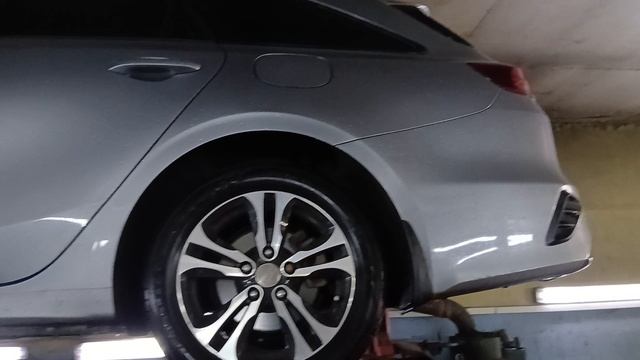 Слилваем отработанное масло из двигателя Kia ceed sw на ТО
