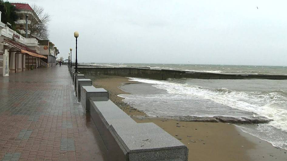 В Сочи из-за погоды ввели запрет на купание в море