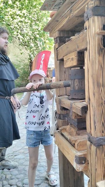 Соня работает с печатным станком
