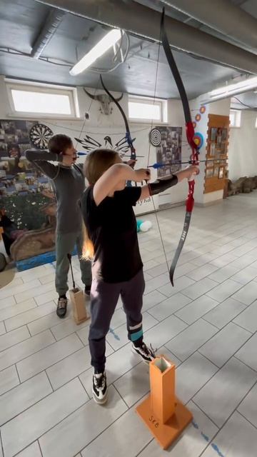Дети занимаются спортивной стрельбой из лука