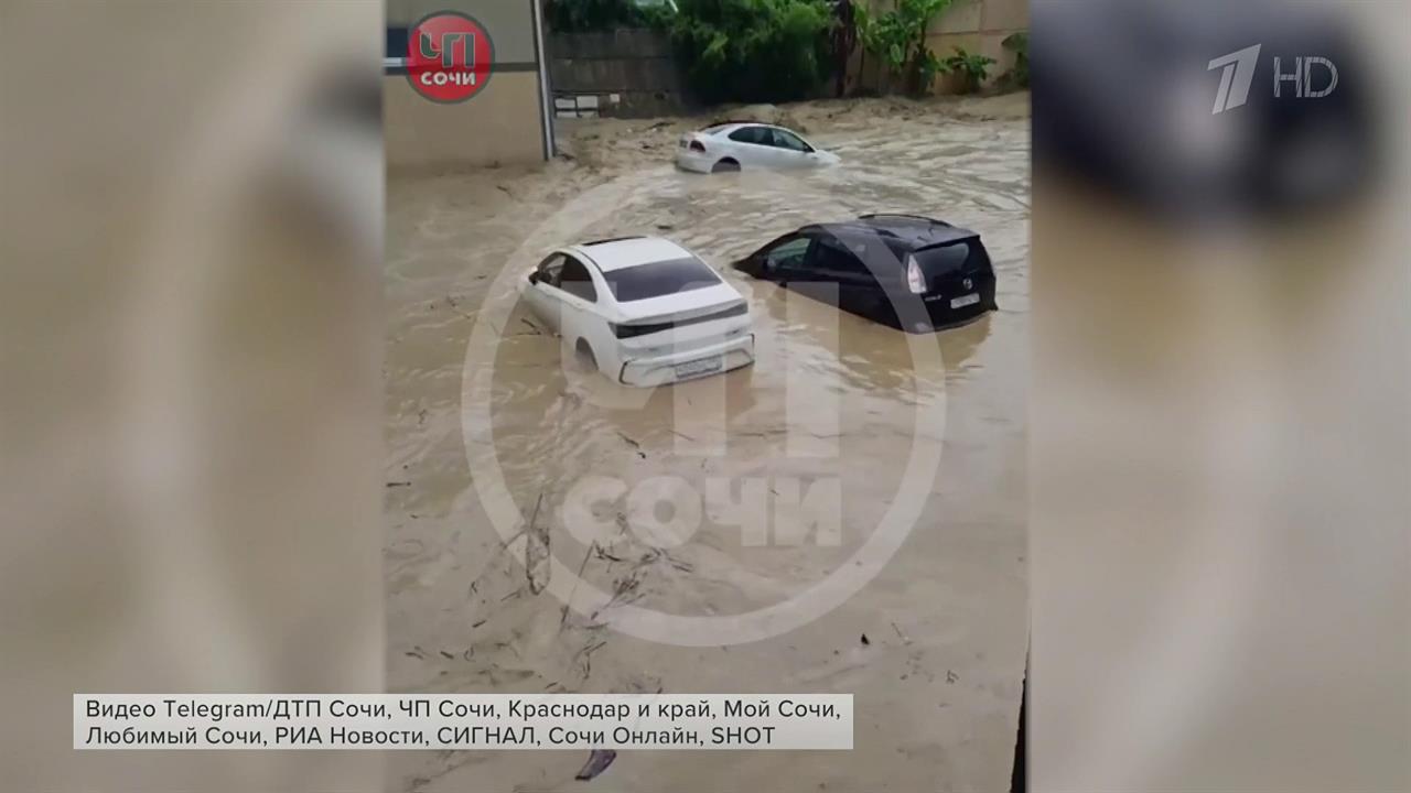 В Сочи и "Сириусе" действует штормовое предупреждение минимум до конца завтрашнего дня