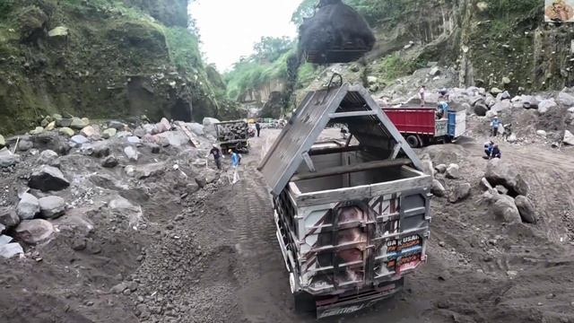 Строительство, экскаватор копает чёрный песок