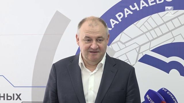 В День России 12 юных жителей КЧР получили свой первый паспорт