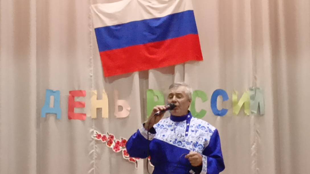 "Летят перелётные птицы"поёт Андрей Неклеёнов солист «Народного коллектива» анс. рус. песни «Талица"