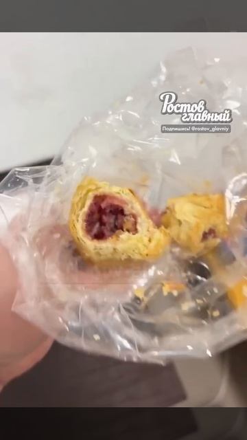Черви в сосиски: сосиску в тесте с живыми опарышами купила  ростовчанка в Пятёрочке.