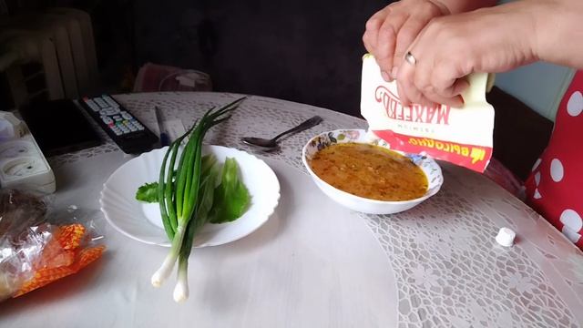 Пробуем щи с хрустящим хлебушком,да с зелёным луком 👍