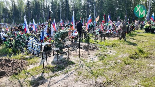 В Ханты-Мансийске прошёл субботник на Восточном кладбище