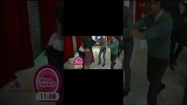 Ветер задирает юбку.