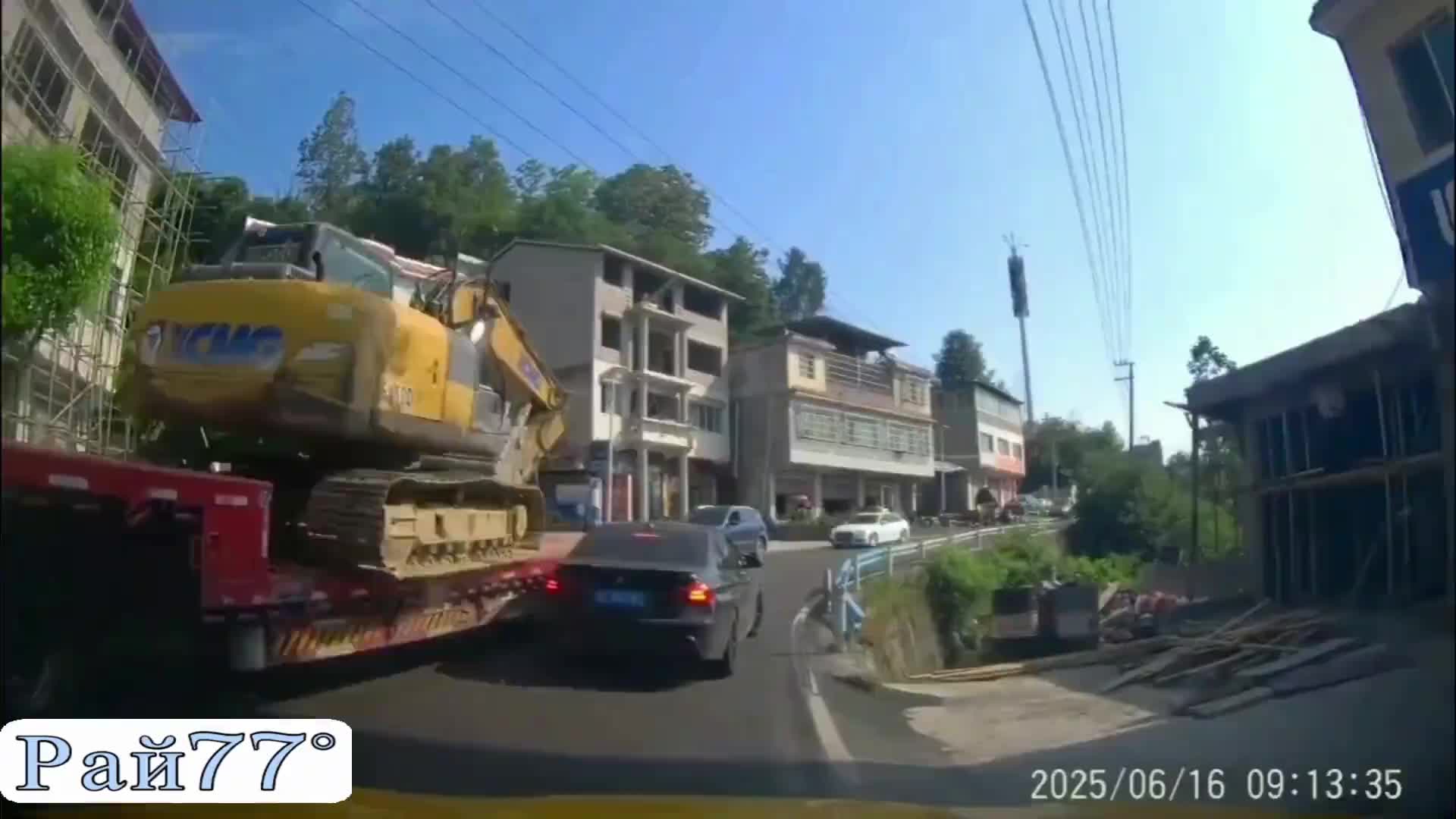 Большегруз не вписался в поворот и опрокинул экскаватор на автомобиль