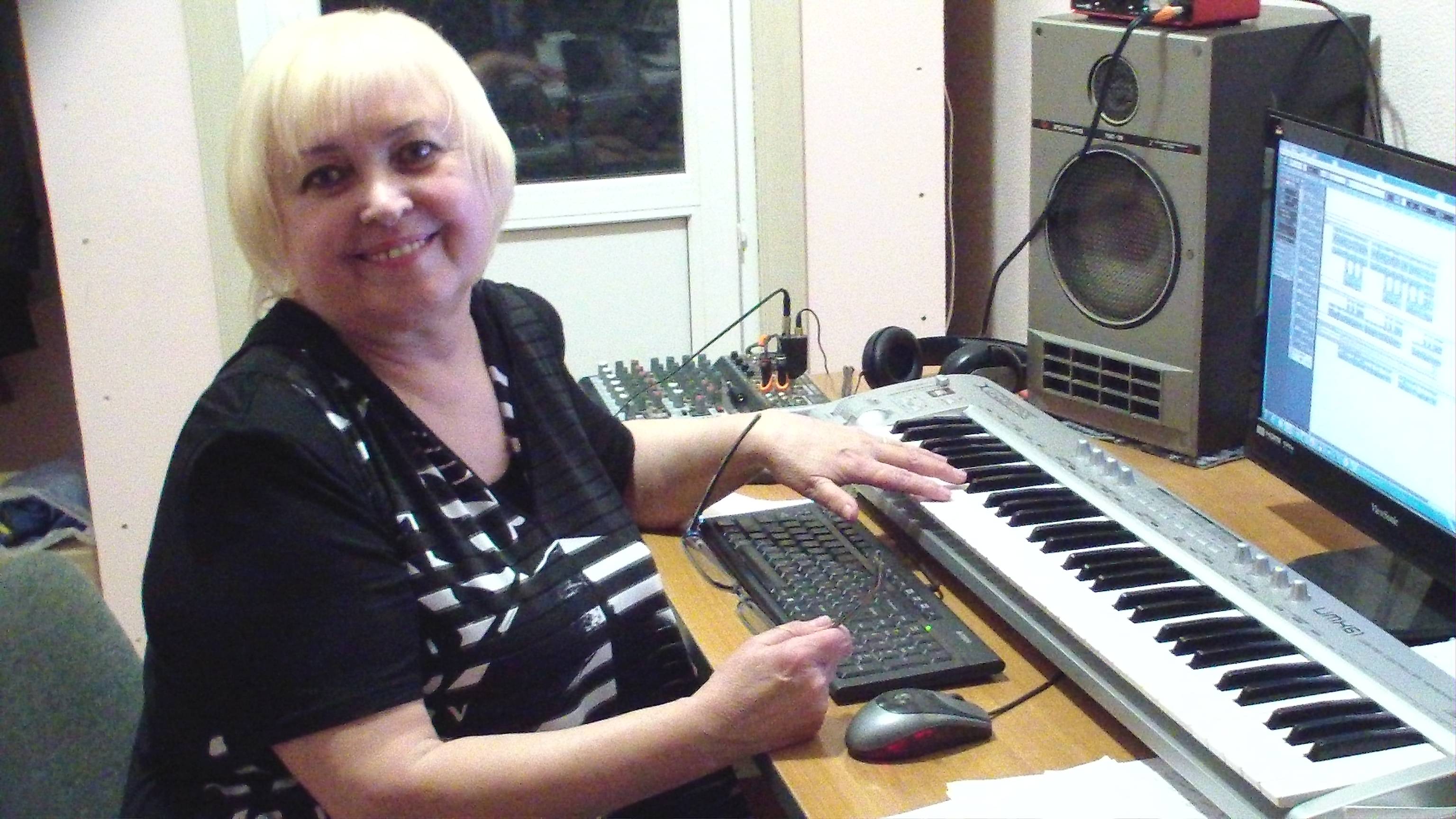 Нейросеть дарит вам свою уникальную песню.