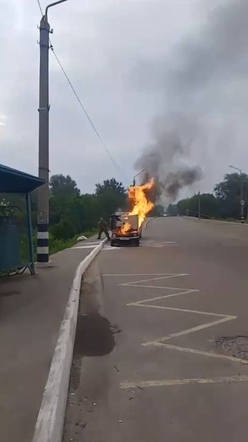 Сгорел на дороге: в городе Россошь на проезжей части сгорел автомобиль.