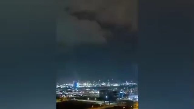 Израиль после ракетных ударов Ирана. Один из ударов напрямую поразил Хайфскую электростанцию, сообща