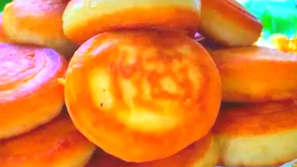 10 минут и 2 ингредиента! Вкуснейшие оладьи на кефире – муж умял 10 штук за раз и не поправился!