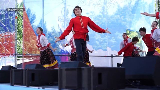 Как в Барнауле на площади Сахарова отметили День России