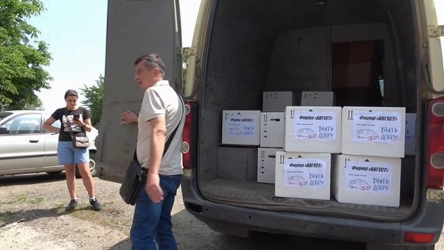 Горловка. Довезли продуктовые наборы для героев скорой помощи