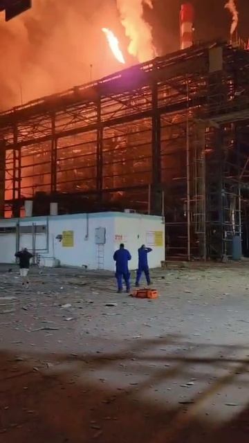 Кадры, снятые на территории электростанции в Хайфе после удара баллистической ракеты Ирана !!!