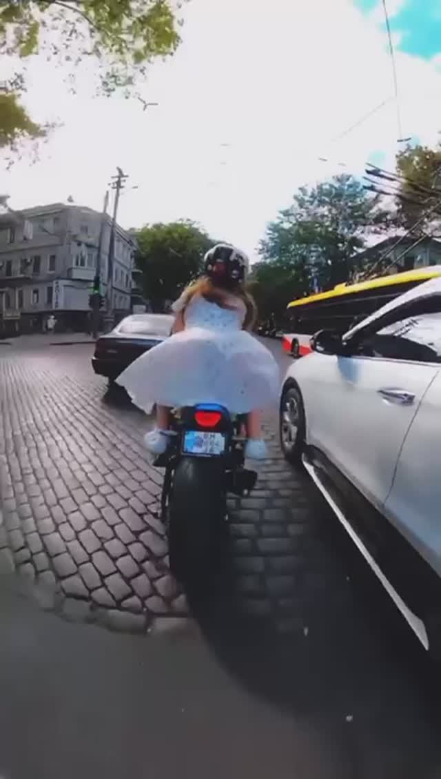 Ветер задирает юбку.