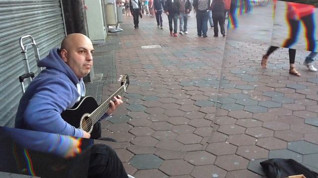 Иван Дракалиев играет на улице🎸