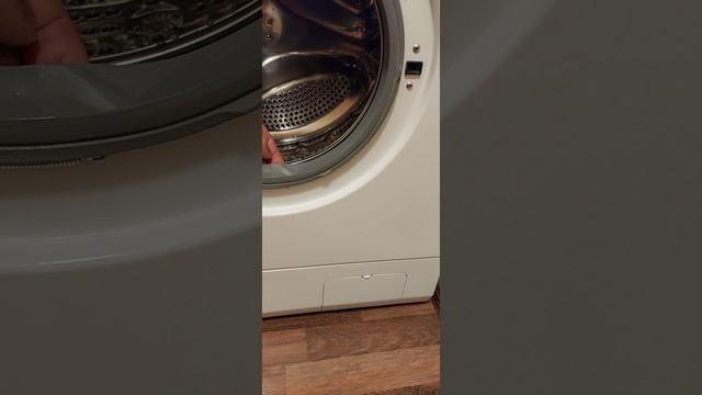 Течет вода при открытии люка стиральной машинки.mp4