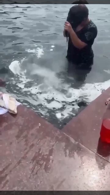 В Новосибирске цыгане устроили банный день в городском фонтане, намыливаясь с шампунем