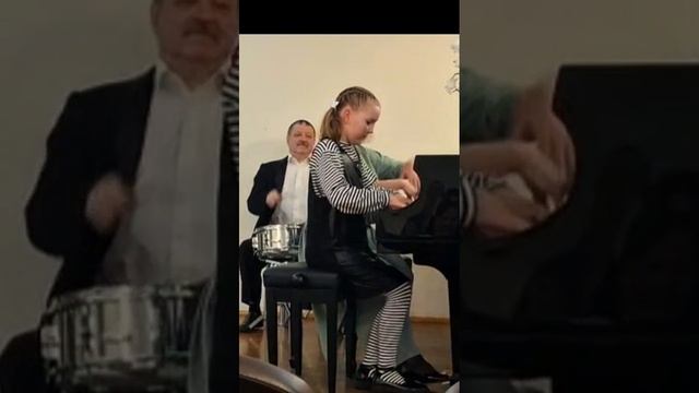 Концерт для родителей 2025 год Мазурина Анна преподавательЛогинова Н.А.,партия ударных Кагилев Е.П.