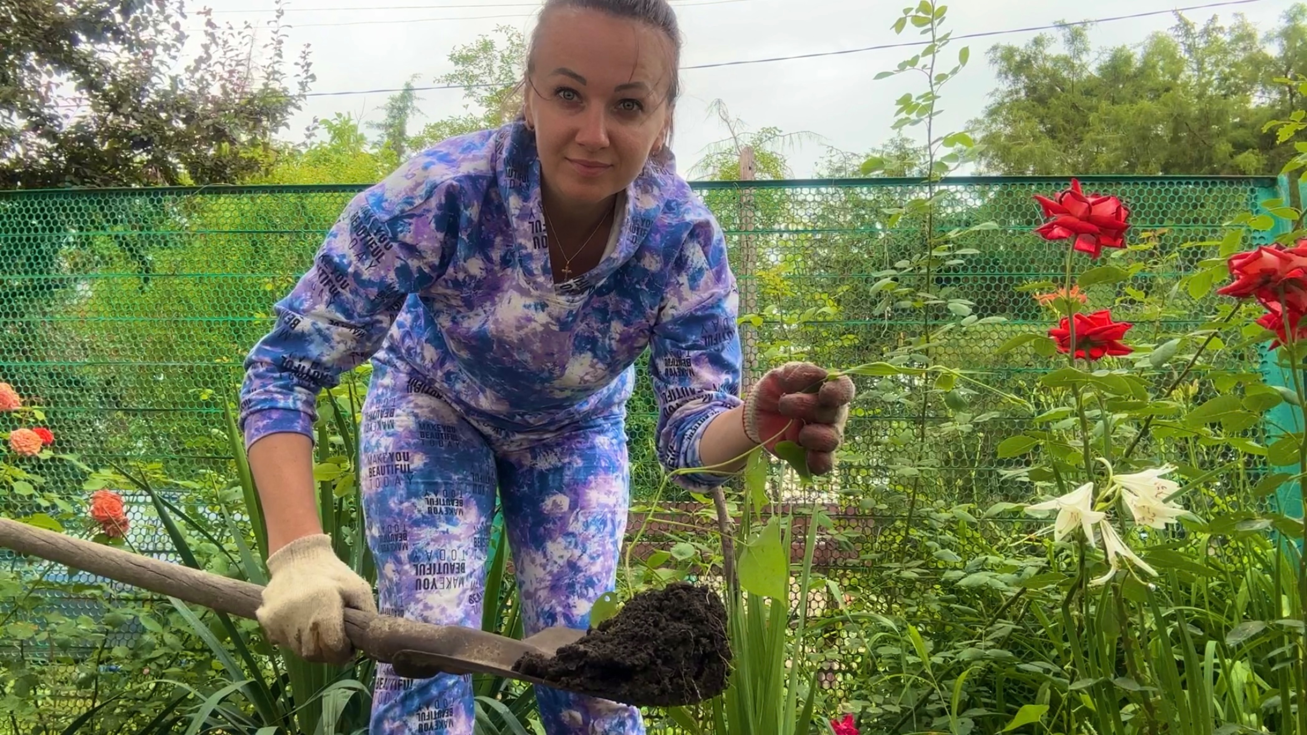 Ждем пополнение / Простая жизнь в деревне / Пересаживаю цветы / Оборвали черешню.