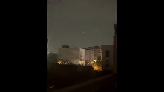 Иранские системы ПВО отражают израильскую атаку в небе над Тегераном