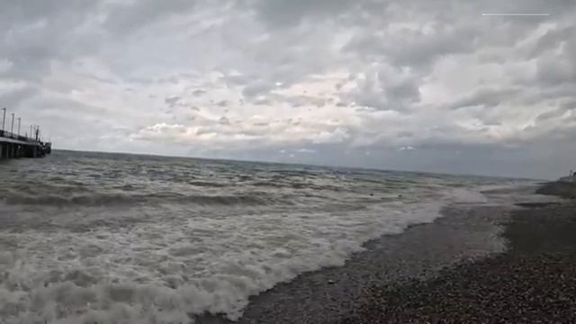 Сочи Лазаревское Центральный пирс сегодня 16 июня 2025. Шторм на море Обстановка на пляже, погода