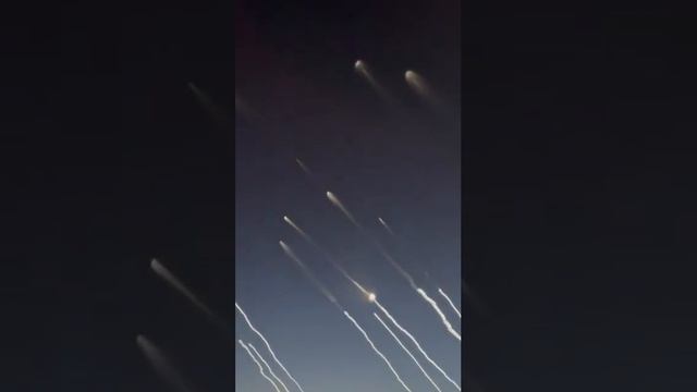 Момент запуска иранскими войсками баллистических ракет по израильским позициям.