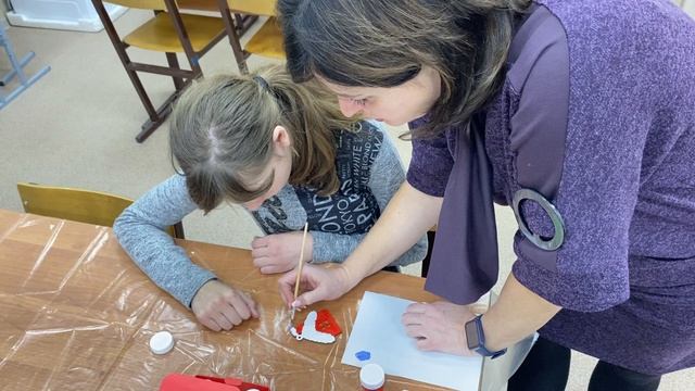 Фрагмент занятия. Роспись деревянных фигурок акриловыми красками (декабрь, 2024г.)